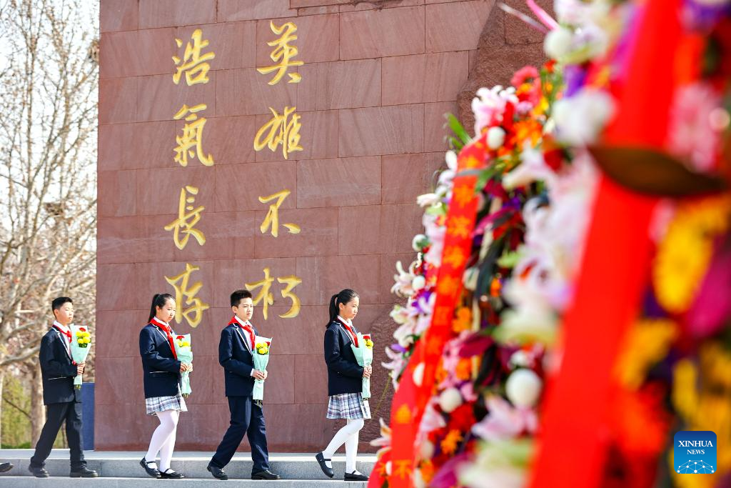 2 اپریل 2026۔ شمالی چین کے تھیانجن کے بنہائی نیو ایریا  میں موجود شہداء کے ایک قبرستان میں طلباء شہداء کو خراج تحسین پیش کرتے ہوئے۔(دو پھینگ حوئی /شِنہوا)