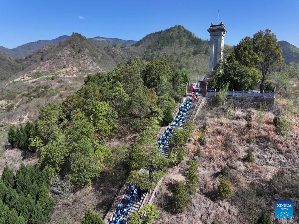 1 اپریل 2026۔ وسطی چین کے صوبے حوبے کے شہر شیانگ یانگ میں شہداء کے ایک قبرستان میں طلبہ کا شہداء کو خراج تحسین پیش کرتے ہوئے ایک فضائی منظر۔(یانگ تھاو /شِنہوا)