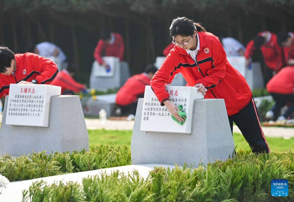 2اپریل 2026۔شمالی چین کے صوبے حہ بے کے شہر شی جیاجوانگ میں شہداء کے ایک قبرستان میں طلبہ شہداء کی قبروں کی صفائی میں مصروف۔(جانگ شیاو فینگ /شِنہوا)