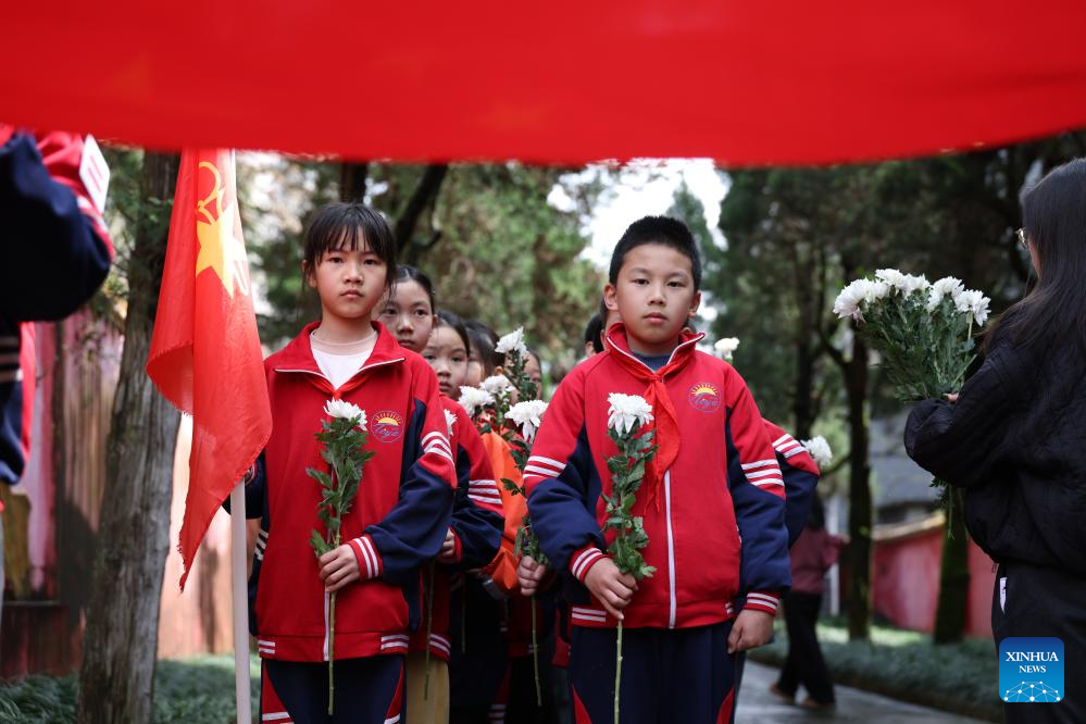 1اپریل 2026۔ وسطی چین کے صوبے ہونان کے شہر ہوائیہوا میں شہداء کے ایک قبرستان میں طلبہ شہداء کو خراج عقیدت پیش کرتے ہوئے۔ ملک بھر کے لوگ اس سال 5 اپریل کو چِھنگ مِنگ تہوار، جو قبروں کی صفائی کے دن کے طور پر  جانا جاتا ہے، سے قبل شہداء کو خراج تحسین پیش کرنے کے لیے مختلف سرگرمیوں میں شریک ہوئے۔ (سو یونگ جو/شِنہوا)