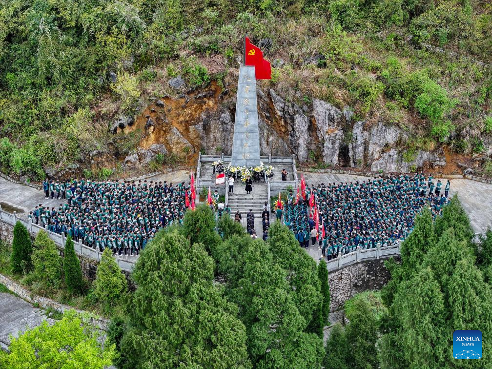 31 مارچ 2026۔ جنوب مغربی چین کے صوبے گوئی جو کے شہر زون ای میں شہداء کے ایک قبرستان میں اساتذہ اور طلبہ کا شہداء کو خراج عقیدت پیش کرتے ہوئے ایک فضائی منظر۔(یوان فو حونگ /شِنہوا)