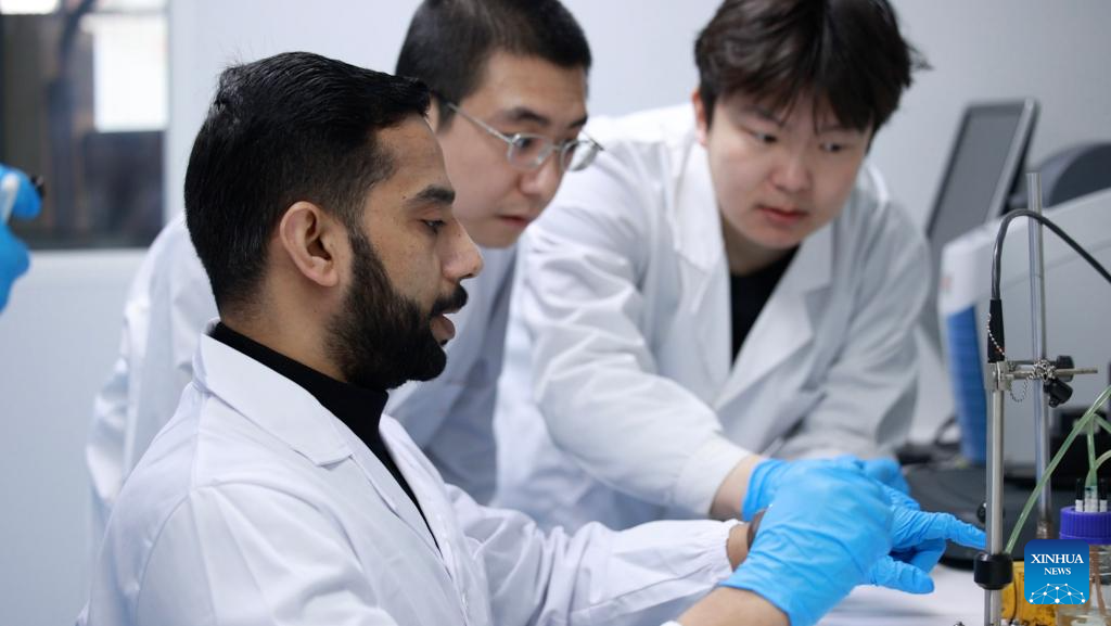 ۱۲ مارچ ۲۰۲۶۔ پاکستانی محقق سلمان ناصر ( بائیں) تھیانجن یونیورسٹی میں تجربات کر رہے ہیں۔(شنہوا - لیو رون جی)