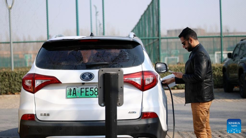 ۱۲ مارچ ۲۰۲۶ تھیانجن ۔ پاکستانی محقق سلمان ناصر اپنی برقی گاڑی کو چارج کر رہے ہیں۔(شنہوا - لیو رون جی)