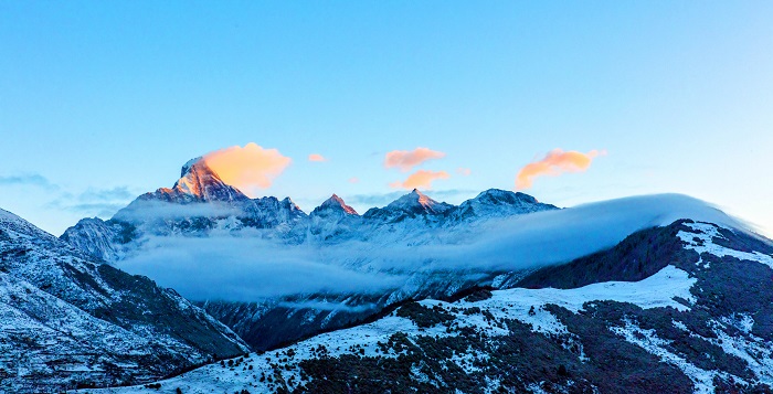 جنوب مغربی صوبے سچوان کے آبا زانگ اور چھی آنگ &nbsp;خود اختیار پریفیکچر میں ،کوہِ سی گونیانگ کی وادی کا منظر ۔
