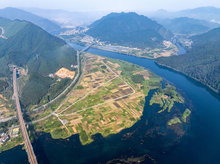 مشرقی چین کے صوبے جہ جیانگ کے علاقے &nbsp;چھانگ شان کے "سٹون فاریسٹ" کا فضائی منظر&nbsp;