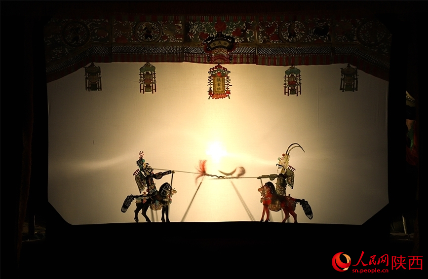 صوبہ شائنشی کے گاوں ،شوانگ چوان میں نمائش کے لیے پیش کی گئی  سایوں کے کھیل میں استعمال ہونے والی  کٹھ پتلیاں۔ (پیپلز ڈیلی آن لائن ۔ سون تھینگ)