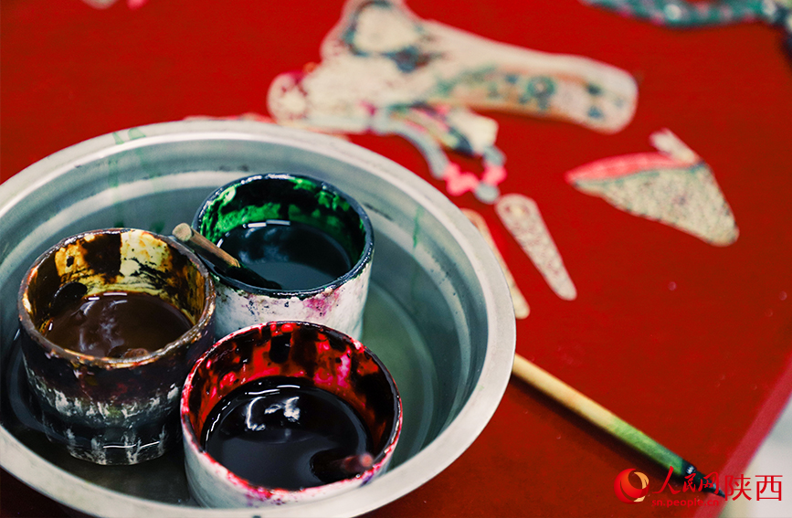 شیڈو کٹھ پتلیوں کو رنگنے کے مخصوص رنگ۔   (پیپلز ڈیلی آن لائن۔سون تھنگ )