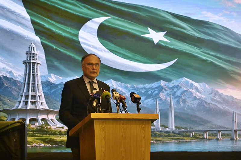 پاکستان کے وزیر منصوبہ بندی، ترقی و خصوصی اقدامات احسن اقبال تقریب سے خطاب کر رہے ہیں۔