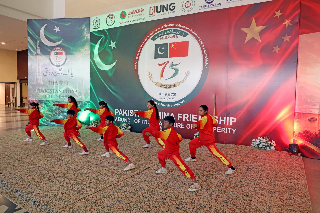 پاک-چین ثقافتی شام کی تقریب میں ، پاکستانی طلبہ مارشل آرٹ پرفارم کر رہے ہیں۔ ( پیپلز ڈیلی آن لائن۔ جاو یی پھو)