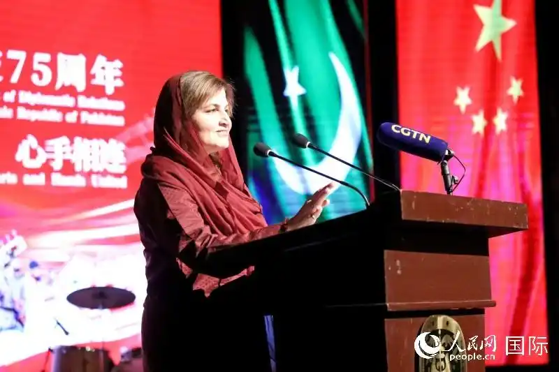 مہمانِ خصوصی فرح ناز اکبر تقریب سے خطاب کر رہی ہیں (پیپلز ڈیلی آن لائن ۔ جاو یی پھو)