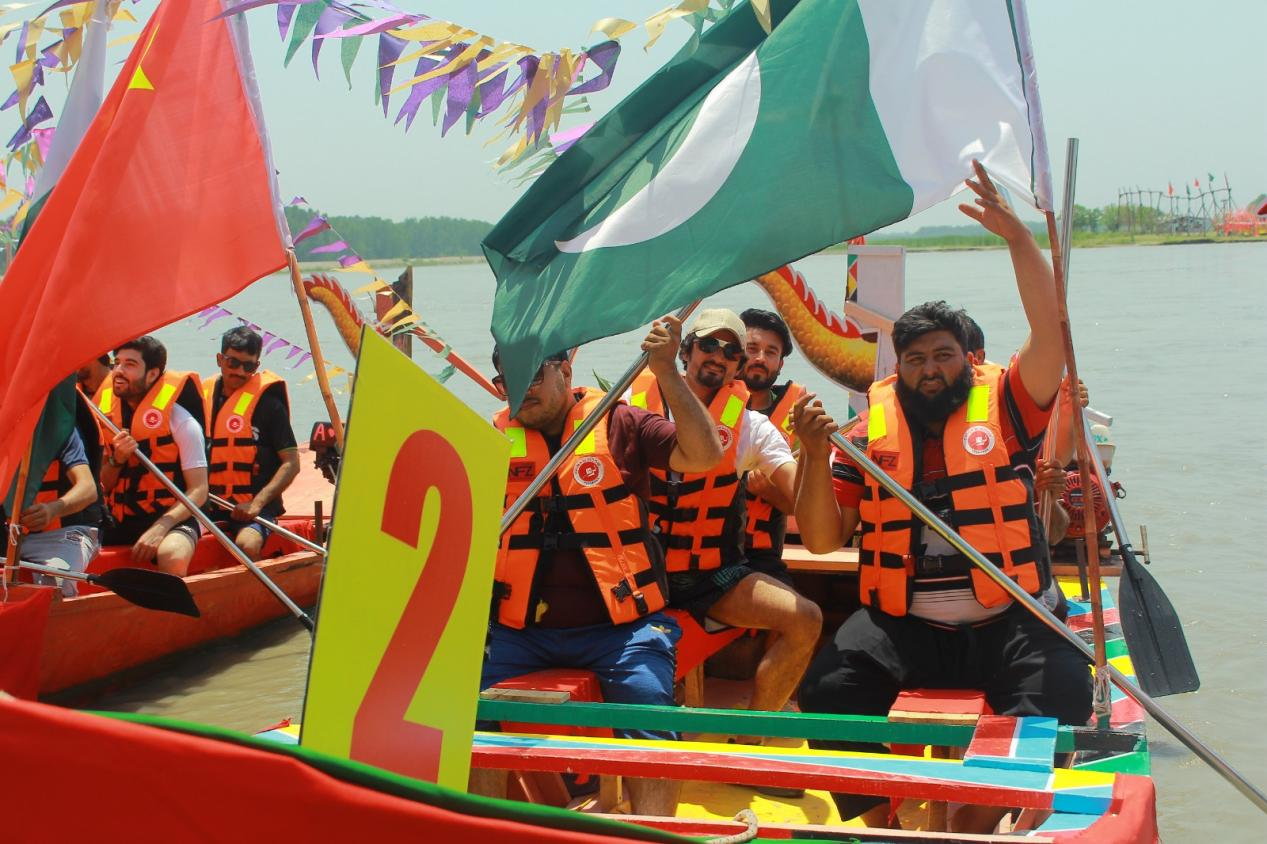 17 جون2026(پیپلز ڈیلی آن لائن)   12جون کو ، پاکستان اور چین کے سفارتی تعلقات کی 75ویں سالگرہ کی  سرگرمی  کے تحت ، خیبر پختونخوا  میں چینی ثقافتی مرکز ، چائنا ونڈ و نے خیبر پختونخوا  کی کلچر اینڈ ٹورازم اتھارٹی کے تعاون سے چارسدہ کے علاقے  سرداریاب میں دریائے کابل کے پانیوں میں پاکستان کے پہلے  ڈریگن بوٹ فیسٹیول کا انعقاد کیا ۔ وزیر اعلیٰ خیبر پختونخوا کے معاون، ملک عدیل اقبال نے دونوں ممالک کے درمیان تعلقات اور مضبوط دوستی کا ذکر کرتے ہوئے کہا کہ یہ تقریب صوبے کی مثبت تصویر پیش کرتی ہے اور مستقبل میں سیاحوں کو متوجہ کرے گی۔ مقامی تاجر مسعود خان نے کہا کہ میلے نے دریا ئے کابل کو ثقافتی اظہار کا ایک ایسا میدان بنا دیا، جو دیکھنے والوں کو چینی ثقافت و  روایات سے مسحور کر رہا تھا۔ یہ جشن دونوں قوموں کے تعلقات کی عکاسی کرتا ہے اور ثقافتی سفارت کاری کی اہمیت کو ظاہر کرتا ہے۔ ایونٹ منتظمین کے مطابق، 100 سے زائد کشتی رانوں  نے ان مقابلوں میں حصہ لیا ۔اس ایونٹ کی نمایاں خصوصیت  خواتین کشتی رانوں کی بھرپور شرکت رہی ۔مقابلے میں کے پی کے پولیس ٹیم اور چارسدہ ٹیم چیمپئن شپ کی مشترکہ فاتح ٹیمز رہیں جب کہ سپورٹس رائٹرز ایسوسی ایشن کی ٹیم نے دوسری اور پشاور ہائی کورٹ کی ٹیم نے تیسری پوزیشن حاصل کی۔ سرکاری اہلکاروں، کھلاڑیوں،لوک فنکاروں اور چینی کمیونٹی سمیت مقامی شہریوں کی ایک بڑی تعداد نے  اس تاریخی  ایونٹ کا لطف اٹھایا ۔ حاضرین کا کہنا تھا کہ چینی طرز کے ڈھول کی تھاپ اور چپووں کی ہم آہنگی نے ایک غیر معمولی اور پرجوش ماحول تخلیق کیا جو یقیناً  چینی ثقافت کے حوالے سے ایک شاندار تجربہ تھا۔ چائنا ونڈو کے ایڈمنسٹریٹر، امجد عزیز ملک نے کہا کہ ڈریگن بوٹ فیسٹیول نے ایک قدیم چینی ثقافتی روایت کو پاکستان میں متعارف کروایا ہے اور دونوں ممالک کے لوگوں کے درمیان قربت بڑھانے میں اہم کردار ادا کیا ہے۔انہوں نے پاک چین دوستی کو مضبوط کرنے اور ثقافتی تعامل بڑھانے کے لیے مزید ایسے فیسٹیول منعقد کرنے کا ارادہ بھی ظاہر کیا۔ دریائے کابل کے دلکش کنارے سر داریاب میں منعقد ہونے  والی یہ ریس ،پاکستان میں پہلی بڑی ڈریگن بوٹ ریس ہے۔