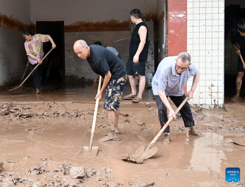 11 جولائی 2026۔ جنوب مغربی چین کے صوبے سچوان کے شہر لہ شان کی مابیان یی خود اختیار کاونٹی میں سیلابی پانی گزرنے کے بعد لوگ کیچڑ ہٹا رہے ہیں۔ (شنہوا۔ لی حواشی)