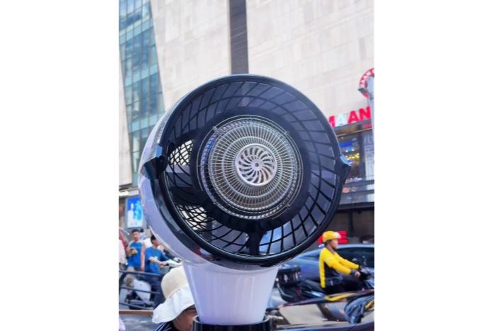 چھونگ چھینگ میں ، گرمی کو بھگانے کے لیے دیو قامت پنکھے