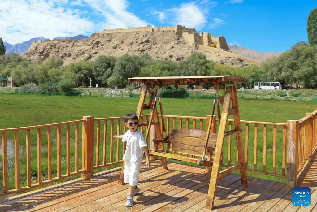 چین کے سنکیانگ ویغورخود اختیار علاقے کی تاجک کاونٹی میں سیاحوں کی تعداد میں اضافہ