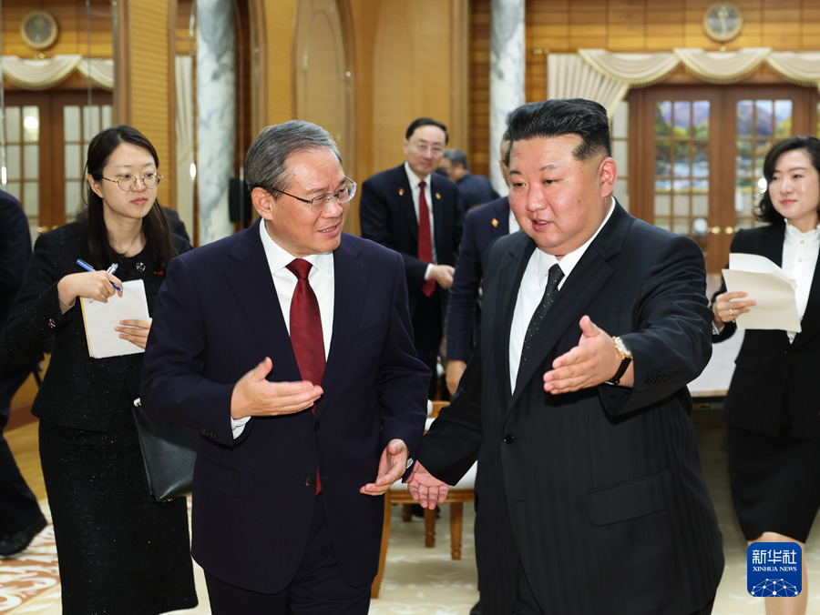 لی چھیانگ کی ورکرز پارٹی آف کوریا کے جنرل سکریٹری اور ریاستی امور کمیشن کے چیئرمین کم جونگ اُن سے ملاقات