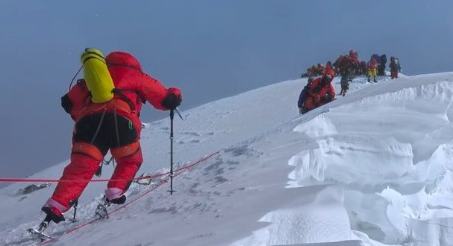 ماونٹ چومولانگما کو سر کرنے والے چین کے دونوں پیروں سے محروم 76 سالہ کوہ پیما کے عزم و حوصلے کی کہانی