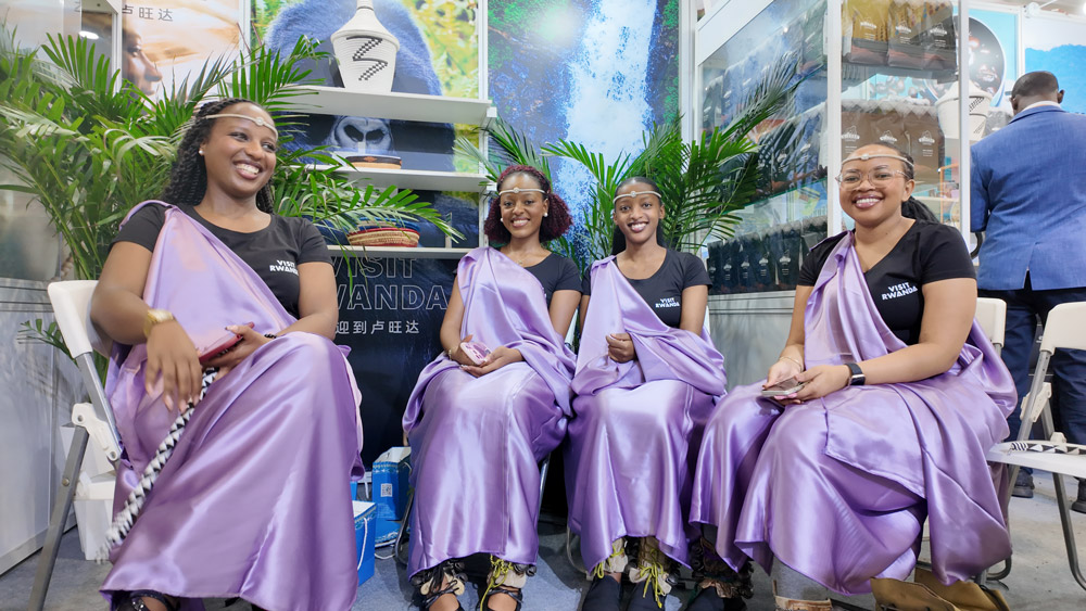 7 نومبر 2025۔ شنگھائی میں 8ویں چائنا انٹرنیشنل امپورٹ ایکسپو کے دوران روانڈا کی خواتین نے روایتی لباس میں اپنے ملک کی ثقافت کے ساتھ ساتھ اپنے ملک کی دیگر تجارتی مصنوعات بھی متعارف کروائیں  ۔ (پیپلز ڈیلی/مائیکل اوڈورو) 