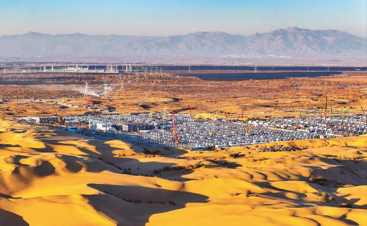 چین کے اندرون منگولیا خود اختیار علاقے میں زیر تعمیر GW/12.8GWh3 گوشان لیانگ انرجی سٹوریج پاور سٹیشن پراجیکٹ کا فضائی منظر (تصویر: وانگ جینگ)