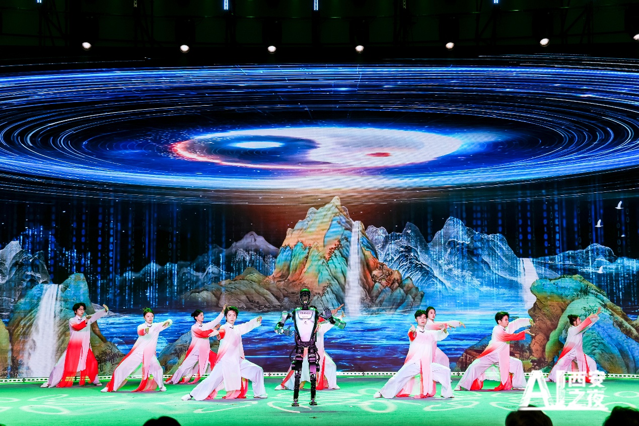 اے آئی روبوٹ" کھاو فو" ، تھائی چھی کے ماہر فنکاروں کے ساتھ تھائی چھی پیش کر رہا ہے (پیپلز ڈیلی آن لائن / جو شنگ)