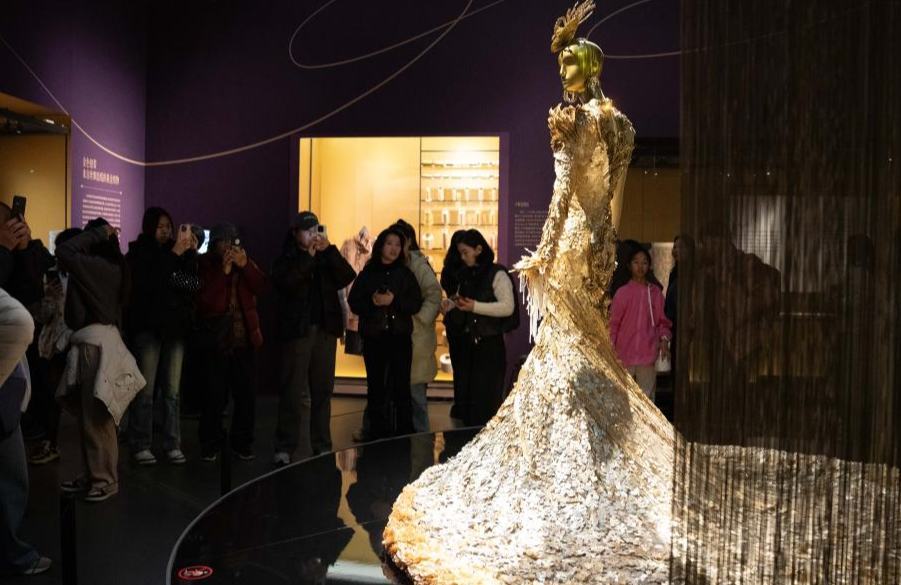 چھنگ دو میوزیم میں سونے کے دھاگے سے بنے ہوئے ملبوسات کی نمائش