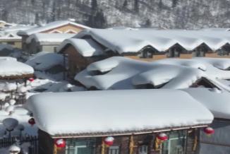 30 سیکنڈز میں: شمال مشرقی چین کے سنو ٹاؤن کے مسحور کن فضائی مناظر