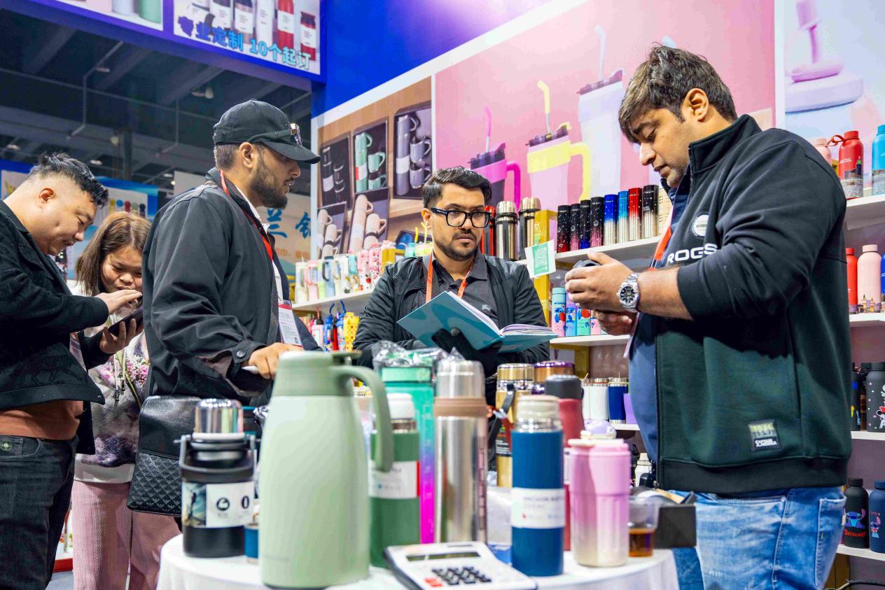 یی وو انٹرنیشنل ایکسپو سینٹر میں ، غیر ملکی تاجر ہول سیل دکان پر درکار مصنوعات کی تفصیلات پر تبادلہ خیال کر رہے ہیں۔ (تصویر ، چھین یے)