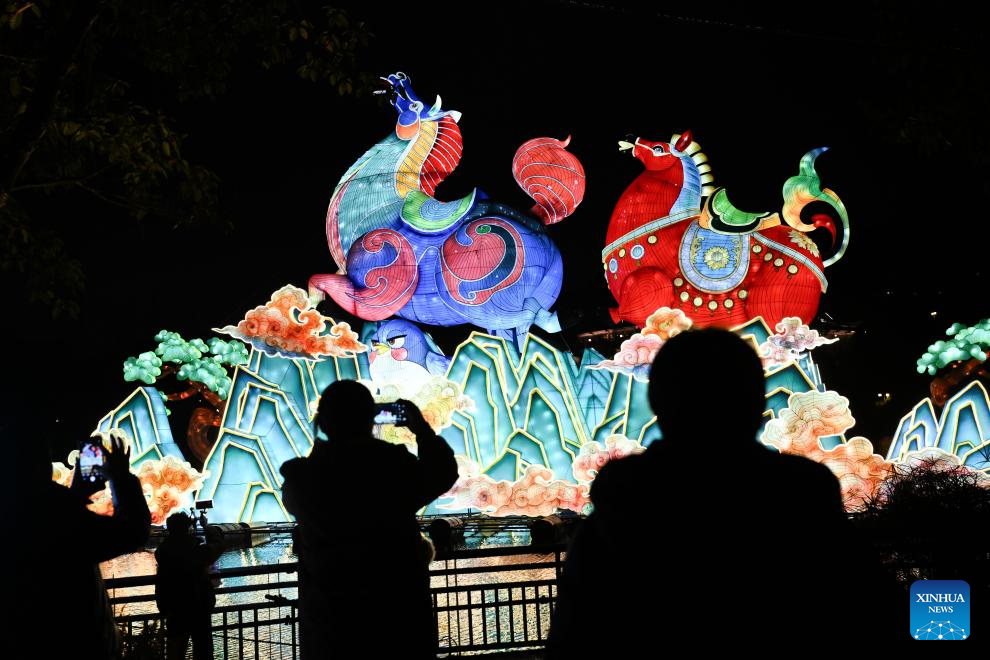 30 جنوری 2026۔ جنوبی مغربی چین کی&nbsp; چھونگ چنگ میونسپلٹی کے گارڈن ایکسپو پارک میں نئے قمری سال کے نشان ، گھوڑے کی مناسبت سے خوبصورت آرائش ۔(شنہوا/ چھین چھینگ)