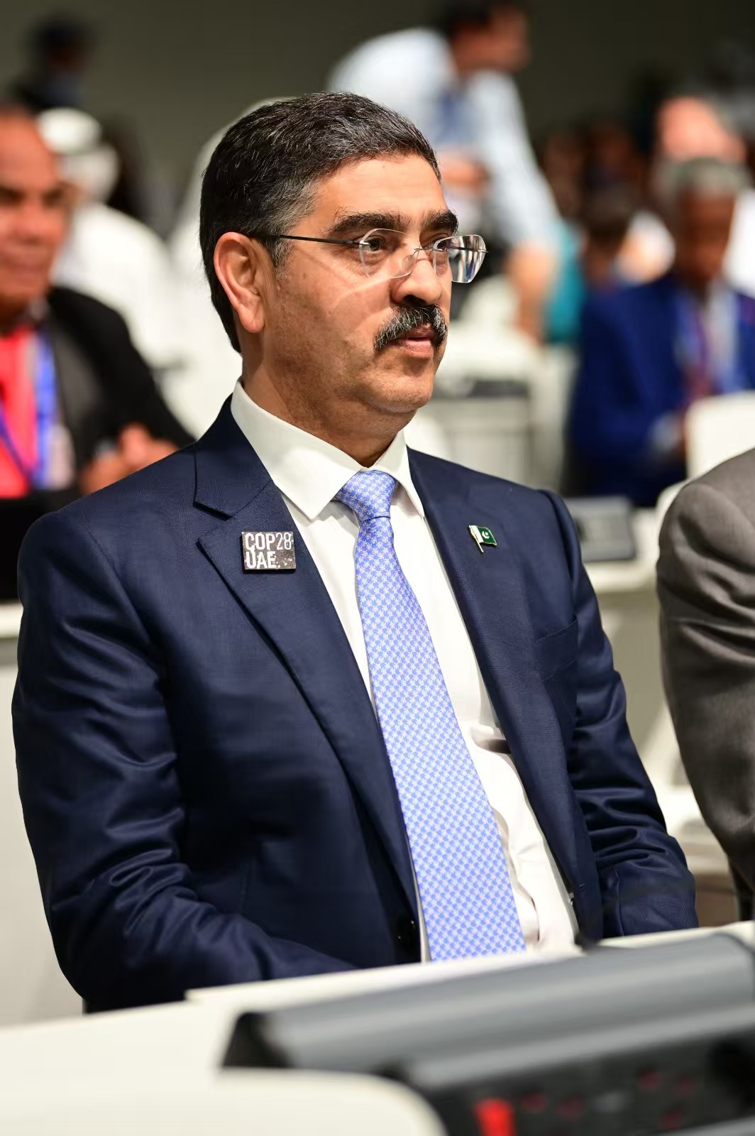 نومبر 2023 ۔ دبئی میں اقوام متحدہ کے فریم ورک کنونشن برائے موسمیاتی تبدیلی کی اٹھائیسویں کانفرنس (COP 28) میں پاکستان کے نگراں وزیرِ اعظم کی حیثیت سے شریک انوار الحق کاکڑ ۔  (تصویر: انٹرویو دینے والے کی جانب سے فراہم کردہ)