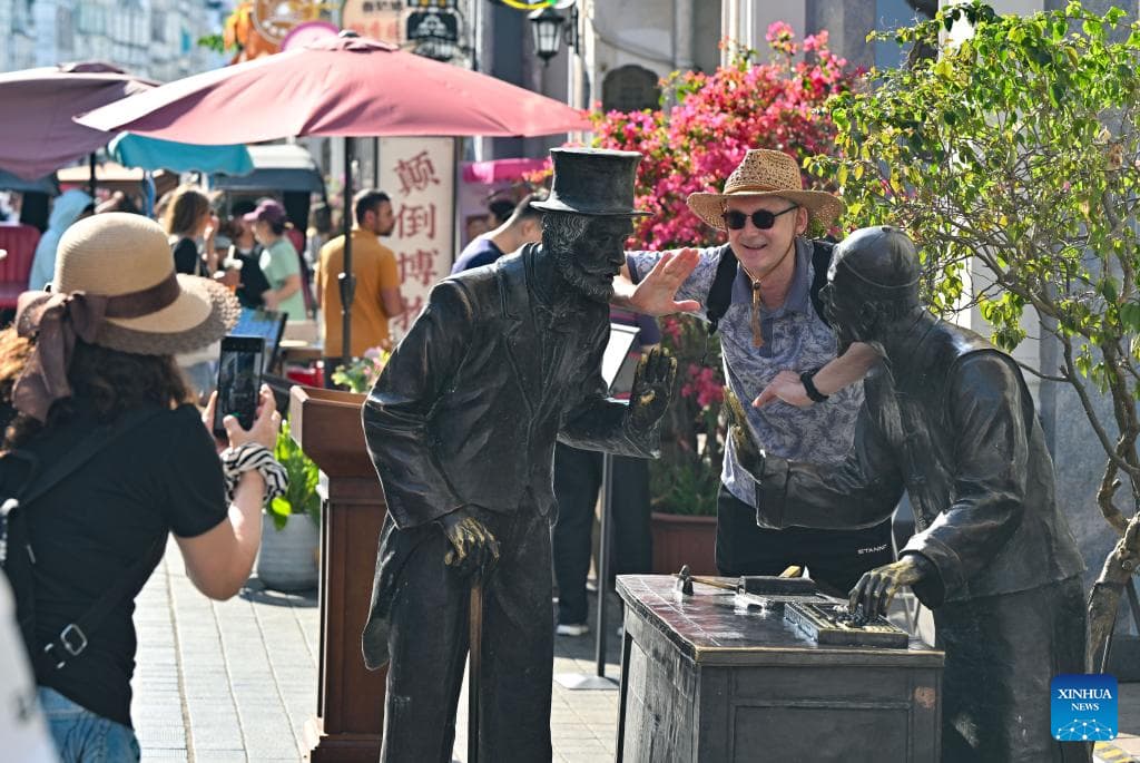 15 فروری 2026۔جشن بہار کی تعطیلات کے دوران&nbsp; جنوبی چین کے صوبے ہائی نان کے شہر ہائیکو کی&nbsp; قدیم چیلؤ سٹریٹ میں غیر ملکی سیاح &nbsp;یادگار لمحات کو کیمرے میں قید کرتے ہوئے &nbsp;&nbsp;۔ (شنہوا/گووچھینگ)