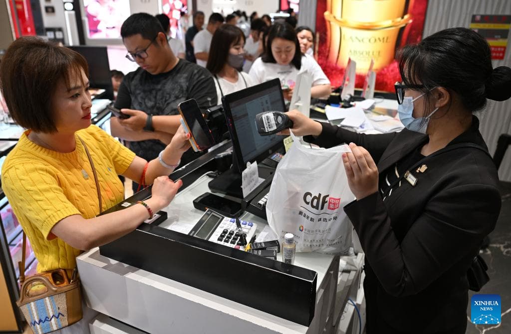 16 فروری 2026۔ جنوبی چین کے صوبے ہائی نان کے شہر ہائیکو میں جشن بہار کی تعطیلات کے دوران&nbsp; لوگوں کی ایک بڑی تعداد نے ڈیوٹی فری سٹورز میں خریداری کی &nbsp;۔ (شنہوا/گووچھینگ)