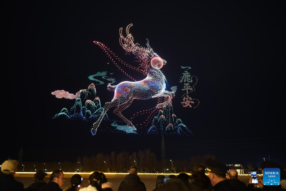 دون حوانگ کا آسمان ڈرون شو  کا سٹیج بن گیا