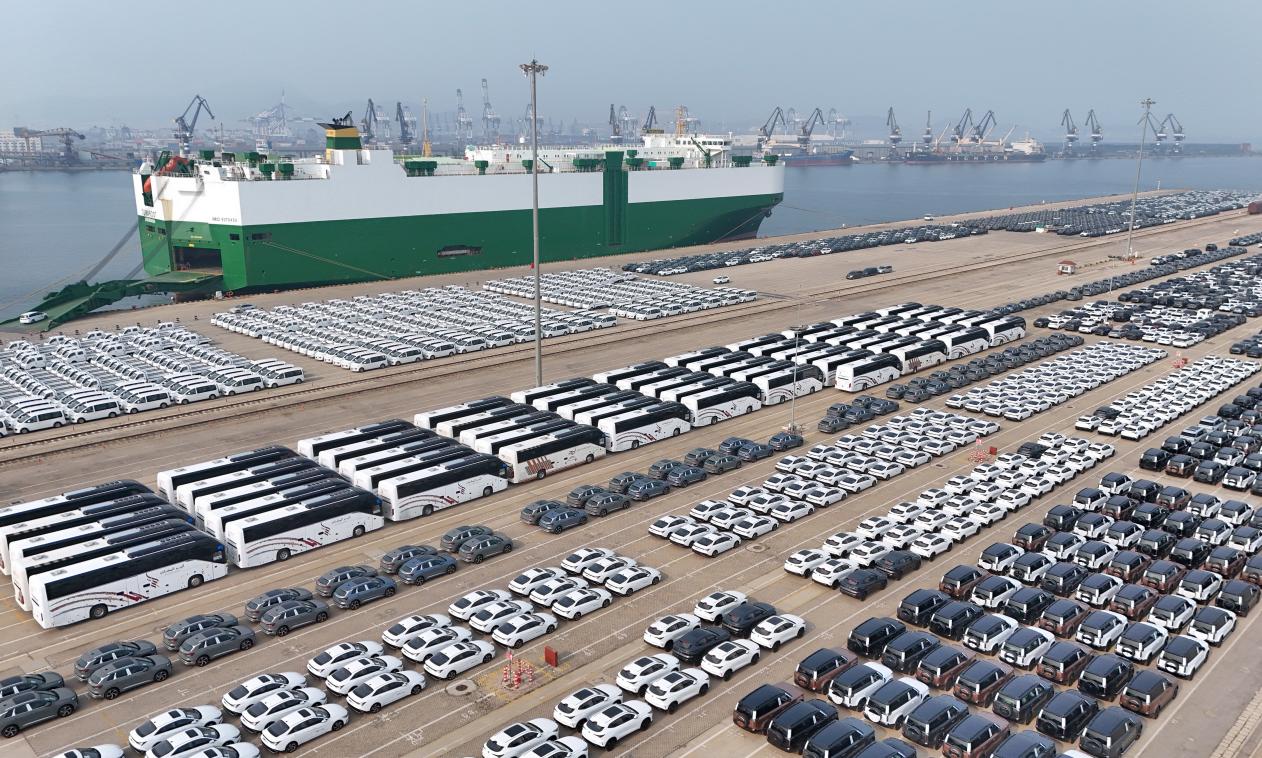 چین کے صوبے شان دونگ کے یان تھائی پورٹ پر چینی  ساختہ گاڑیاں بیرون ملک بھیجنے کے لیے تیار کھڑی  ہیں۔ (تصویر/تھانگ کھہ )