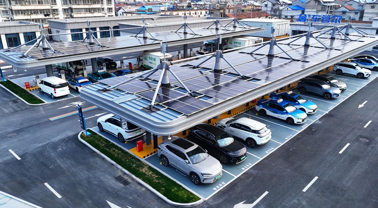 صوبہ جیانگ سو میں نئی توانائی کی گاڑیوں کے لیے  قائم کردہ "فاسٹ چارجنگ سٹیشن" کا فضائی منظر ۔ (تصویر/گینگ یوحہ )