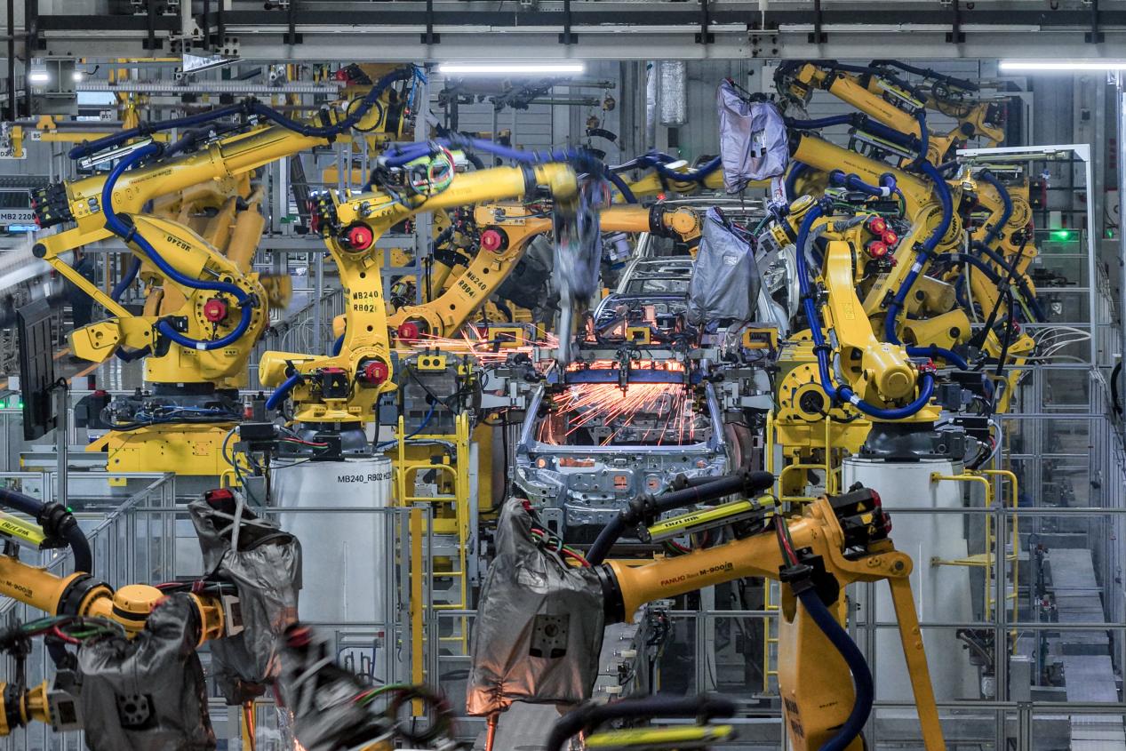 جنوب مغربی چین کی چھونگ چنگ میونسپلٹی کے لیانگ جیانگ نیو ایریامیں،  چینی آٹومیکر"  سیریس "کی سمارٹ فیکٹری میں، روبوٹک آرم  کار کے فریم کو ویلڈ کررہے  ہیں۔ (تصویر/وانگ جیا شی)