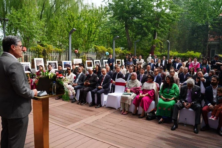 18 اپریل 2026  بیجنگ ۔ چین اور پاکستان کے درمیان سفارتی تعلقات کے قیام کی 75 ویں سالگرہ کی مناسبت سے منعقدہ تصویری نمائش میں پاکستان کے سفیر  خلیل ہاشمی مہمانوں سے خطاب کر رہے ہیں۔ (تصویر  بشکریہ پاکستانی سفارتخانہ)
