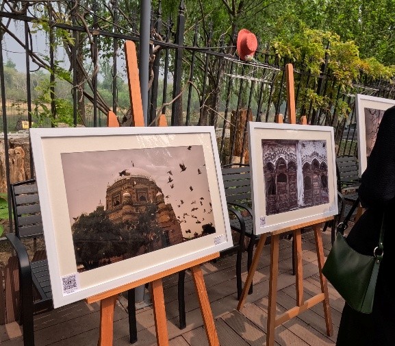 18 اپریل 2026 ۔ بیجنگ میں پاکستانی وژوئل آرٹسٹ  نازیہ اکرم کی تصویری نمائش  میں پیش کردہ تصاویر ۔ (پیپلز ڈیلی آن لائن : سارا افضل )