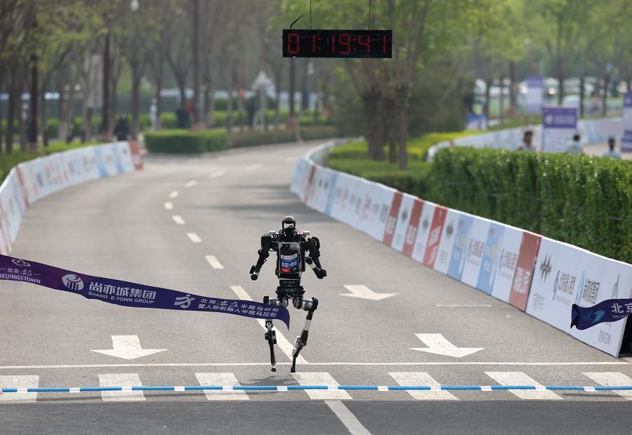 صرف اختتام تک نہیں بلکہ اس سے بھی آگے، بیجنگ ای-ٹاؤن ہاف میراتھن میں روبوٹ، انسانوں سے بھی آگے نکل گئے