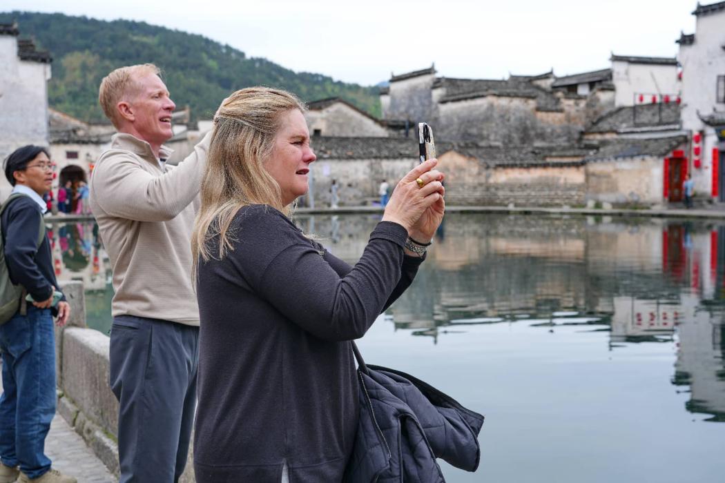 چین کے صوبے آنہوئی کی یی شیان کاونٹی میں غیر ملکی سیاح ایک خوبصورت قدرتی مقام کی تصاویر کھینچ رہے ہیں (تصویر: شو جیا دونگ)