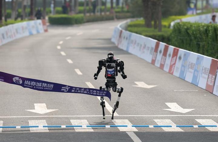 صرف اختتام تک نہیں بلکہ اس سے بھی آگے، بیجنگ ای-ٹاؤن ہاف میراتھن میں روبوٹ، انسانوں سے بھی آگے نکل گئے