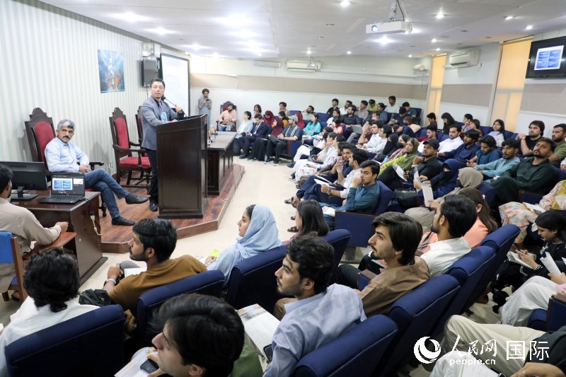 پاکستانی طلبا کی فلم دیکھنے میں محو ہیں ۔ (پیپلز ڈیلی آن لائن / جاؤ یی پھو )