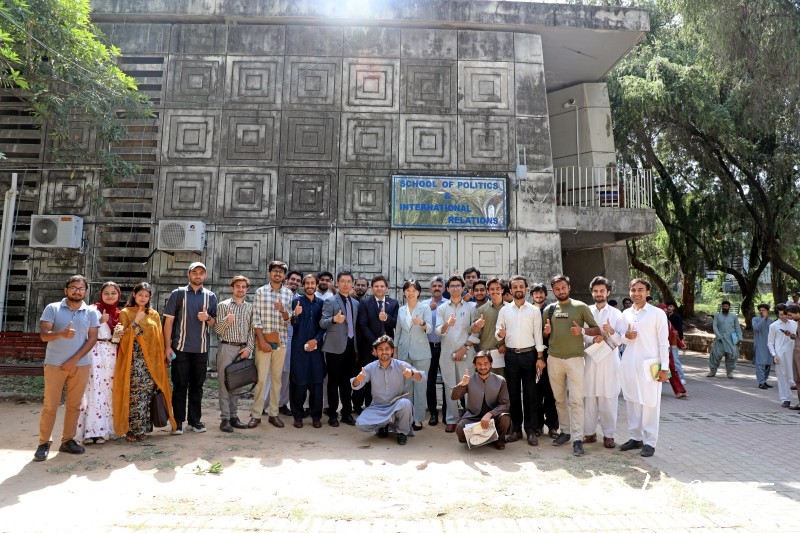 جناح یونیورسٹی کے اساتذہ اور طلبا کا فودان یونیورسٹی کے وفد کے ساتھ گروپ فوٹو۔(پیپلز ڈیلی آن لائن / جاؤ یی پھو )