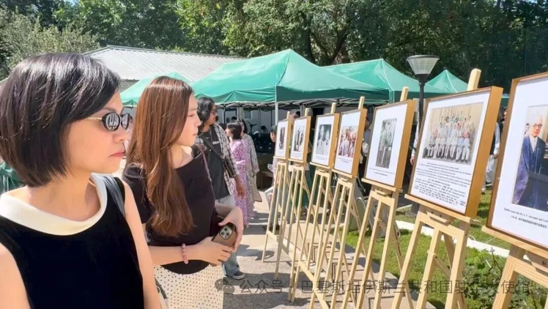 14 اگست 2026۔ یومِ آزادی کی تقریب میں شریک چینی مہمان، بانی پاکستان کے حوالے سے خصوصی تصویری نمائش دیکھ رہے ہیں۔(تصویر بشکریہ، پاکستانی سفارت خانہ)