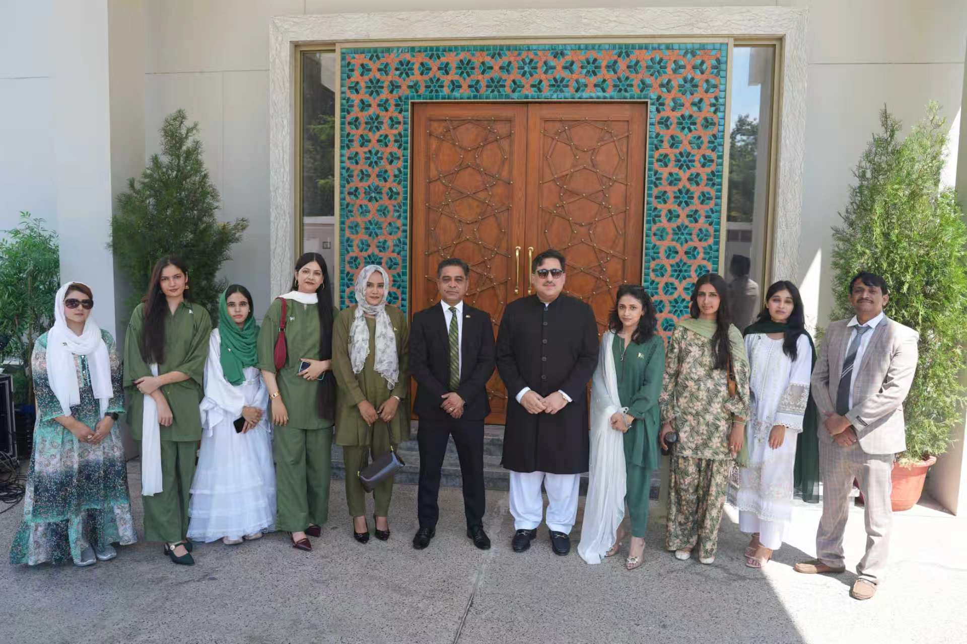 14 اگست 2026۔ سرگودھا یونیورسٹی کے کنفیوشس انسٹی ٹیوٹ کے اساتذہ اور طلبہ کا پاکستان کے چارج ڈی افیئرز، اعزاز خان کے ساتھ گروپ فوٹو۔ (تصویر بشکریہ، پاکستانی سفارت خانہ)