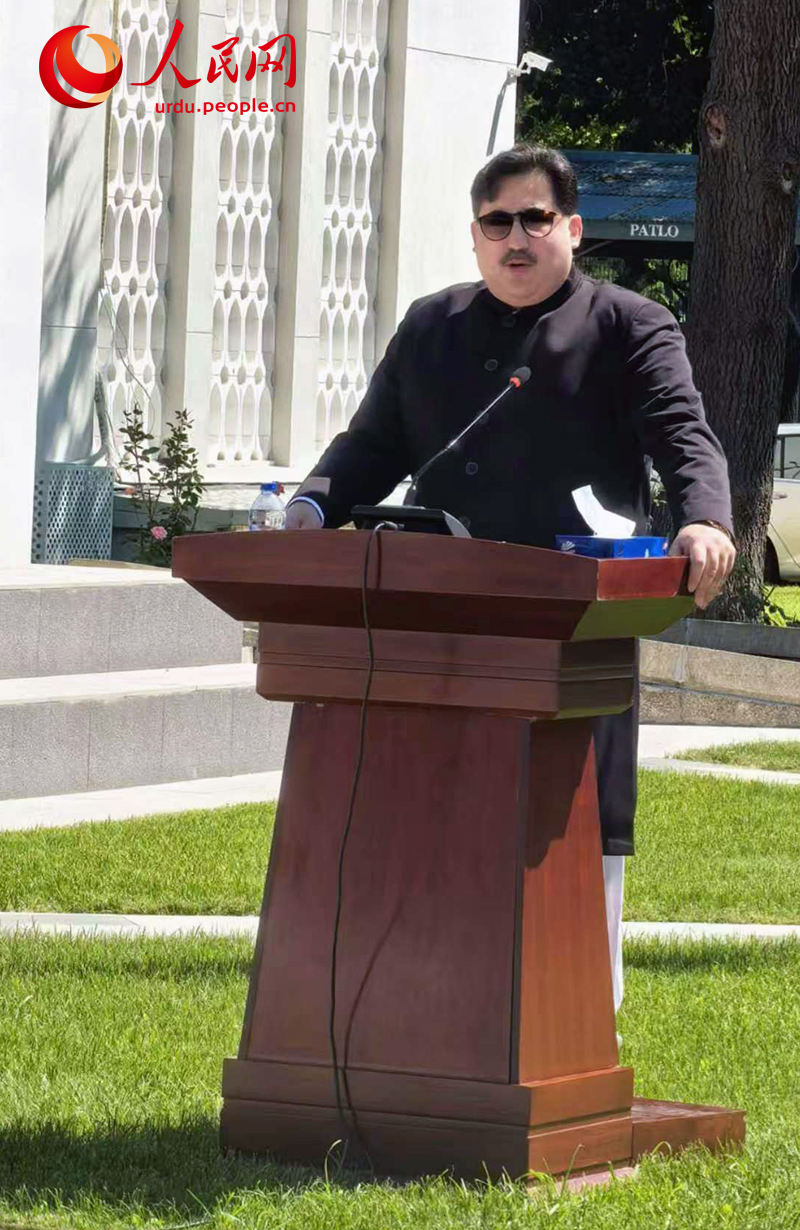 14 اگست 2026۔ پاکستان کے چارج ڈی افیئرز، اعزاز خان تقریب سے خطاب کر رہے ہیں۔(پیپلز ڈیلی آن لائن۔فراز)