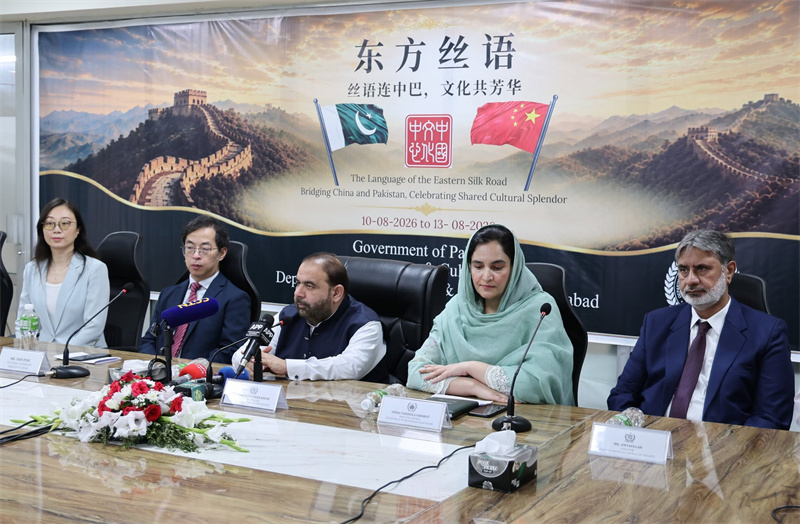 پاکستان کے وفاقی وزیر برائے قومی ورثہ و ثقافت، اورنگزیب خان کھچی (بائیں سے تیسرے) افتتاحی تقریب سے خطاب کر رہے ہیں۔ (تصویر بشکریہ: پاکستان ثقافتی مرکز)