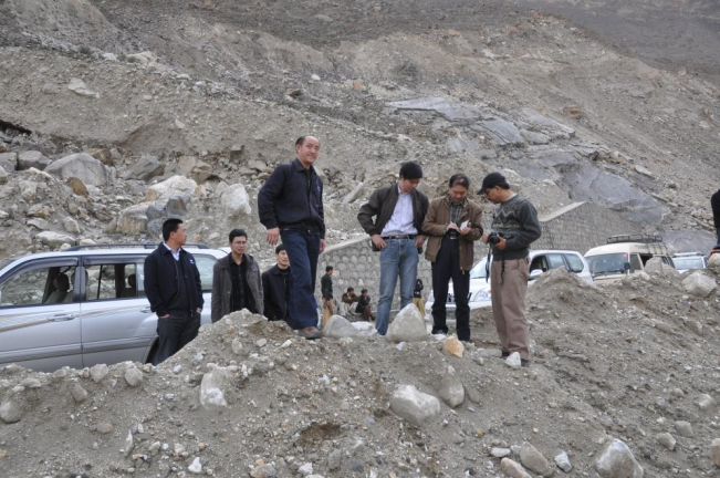 2010 میں، تسوئی پھینگ (دائیں جانب سے دوسرے)، وادیِ ہنزہ میں صورتِ حال کا جائزہ لے رہے ہیں۔ (تصویر: تسوئی پھینگ کی جانب سے فراہم کردہ)