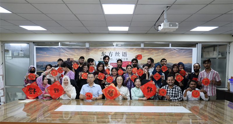 چینی اور پاکستانی شرکا نے خطاطی کی کلاس میں سیکھی گئی خطاطی کو پیش کیا۔ (تصویر بشکریہ: پاکستان ثقافتی مرکز)