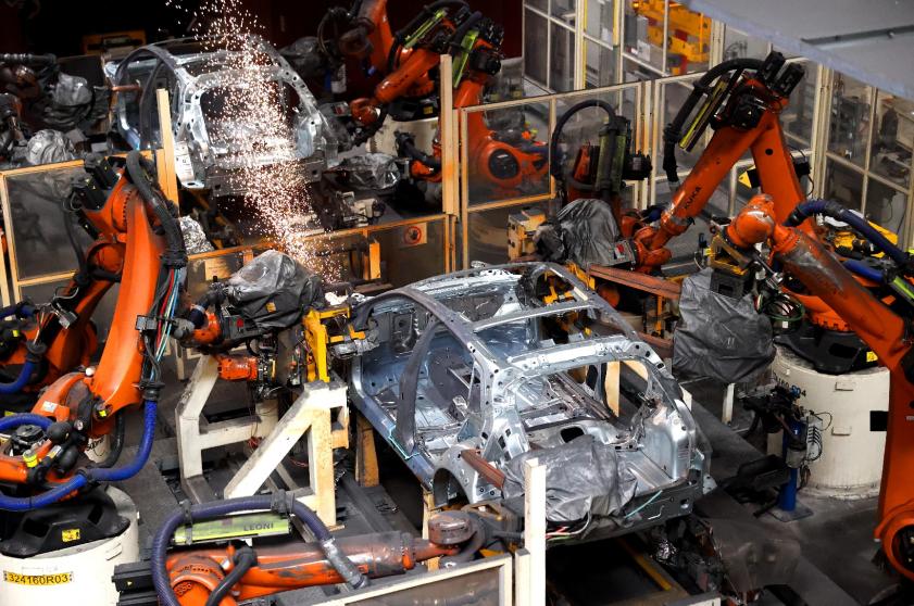 چین کے صوبے شان دونگ کے شہر چھنگ داو میں، FAW-Volkswagen کے مشترکہ منصوبے کی ایک ورکشاپ میں روبوٹک آرمز کے ذریعے گاڑیوں کے مختلف حصوں کو ویلڈ کیا جا رہا ہے۔(تصویر/لیانگ شیاوپھینگ)