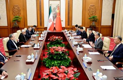 وانگ ای اور ایرانی وزیر خارجہ عباس عراقچی کے درمیان بات چیت