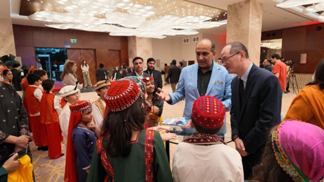پاکستان میں چینی سفارتخانے کے ناظم الامور شی یوان چیانگ تقریب کے دوران روایتی ملبوسات میں موجود بچوں سے گفتگو کر رہے ہیں۔(پیپلز ڈیلی/سید حنان گیلانی)